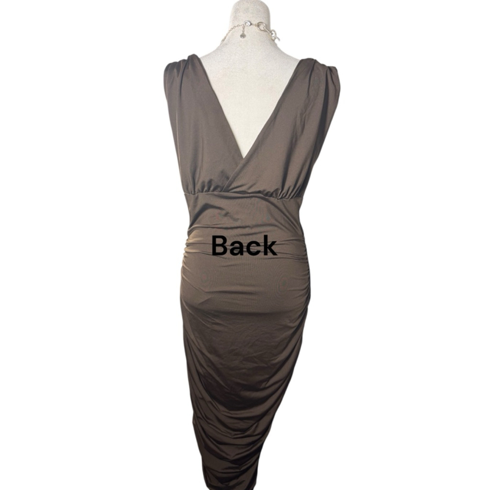 Size L LYANER Chocolate Brown Ruched V-Neck Sleeveless Form-Fitting Midi Dress - Picture 5 of 7
